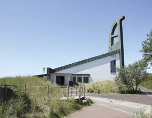 Die katholische Kirche St. Nikolaus wurde Anfang der 1960er-Jahre von der ­Architektin Lucy Hillebrand entworfen.