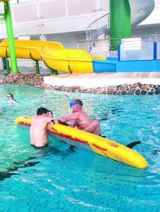 Wie rettet man mit dem SUP einen Menschen? Im Meerwasser-Erlebnis-Bad wurde es geübt. Fotos: DLRG Ortsgruppe Langeoog e. V.