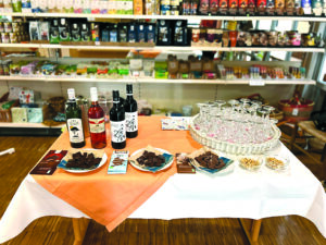 Verschiedene Rotweine und Schokoladen sind bei der ersten Verkostung im Mai angeboten worden. Foto: Norda Westerkamp