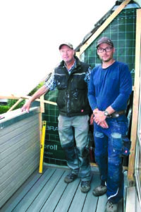 Holger Schwede und sein langjähriger Mitarbeiter Frank Ostermann (r.) auf dem sanierungsbedürftigen Balkon. 