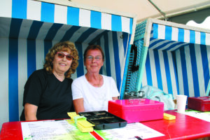 Kowika Wißbrock (li.) und Ulrike Frey sind auf dem Fest die erste Anlaufstelle, wenn es um Essen und Trinken geht: Sie verkaufen die Marken.