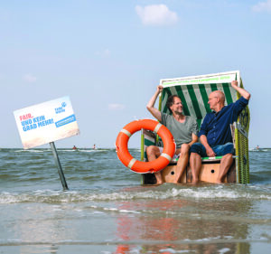 „Fair. Und kein Grad mehr!“: Frank Niemeier (li.) und Thomas Hönscheid setzen sich für die Faire Woche ein. Foto: Deff Westerkamp