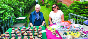 Einmachen und für den guten Zweck verkaufen: Almuth Paap (l.). und Ingrid Hinrichs-Ruscher beim Marmeladenverkauf. Fotos: Lions Club Gräfin Anna 